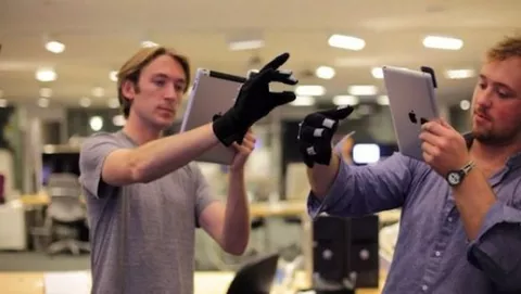 Al MIT, un guanto ed un iPad per manipolare la realtà virtuale