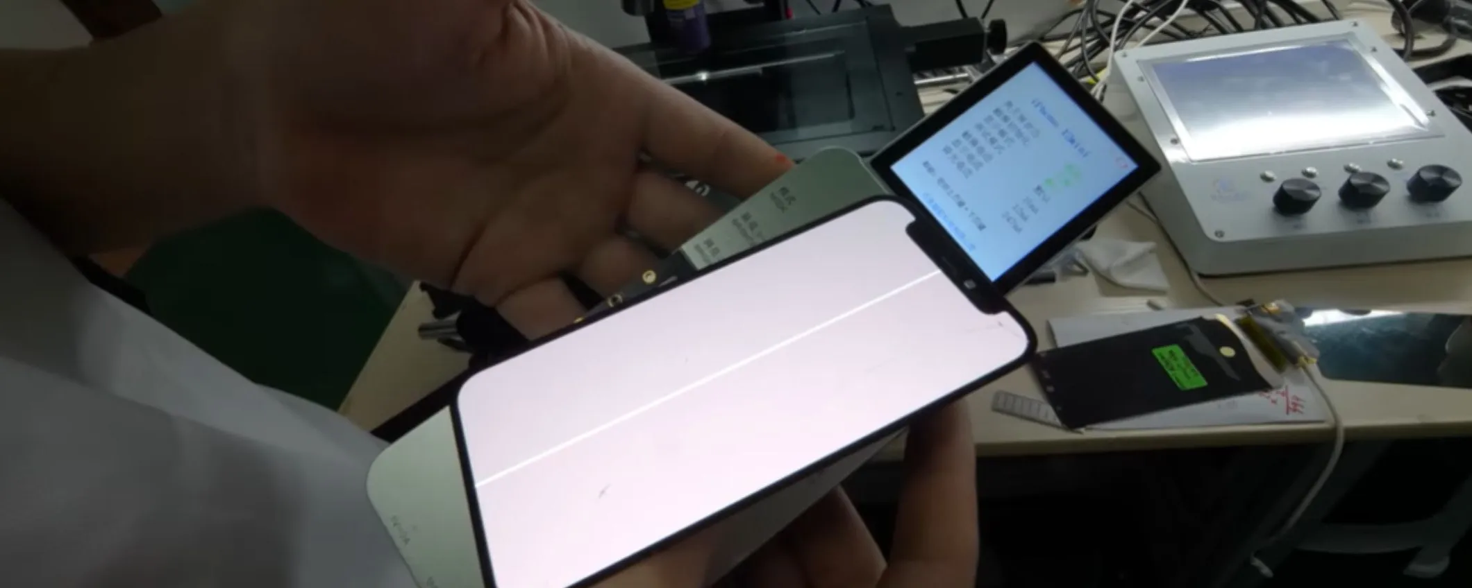 La riparazione degli schermi OLED dell'iPhone ora possibile con un laser