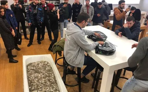 Compra iPhone XS con una vasca da bagno piena di monetine