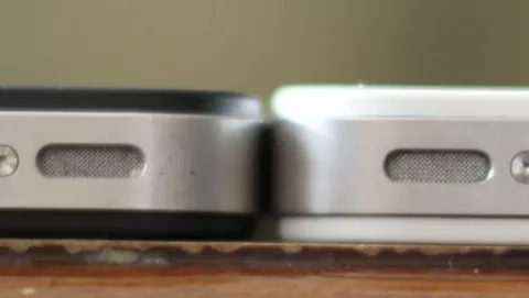Apple: l'iPhone 4 bianco non è più spesso di quello nero