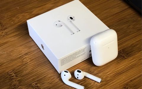 Apple AirPods 2 con custodia di ricarica, il prezzo sprofonda: costa pochissimo