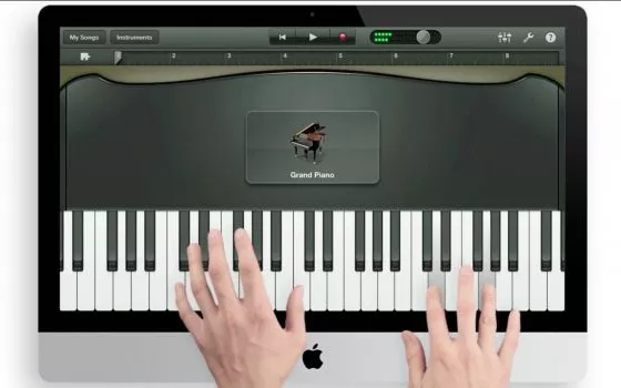 iPad mini suona il piano con un iMac touch