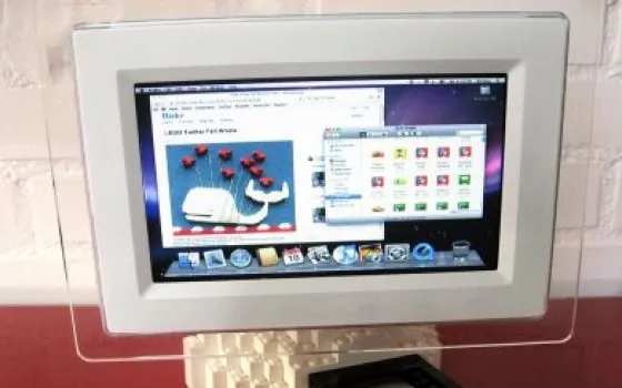 Un iMac G4 (Junior) fatto di Lego