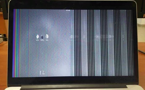 Mai coprire la Webcam del MacBook: Si rischiano danni al display