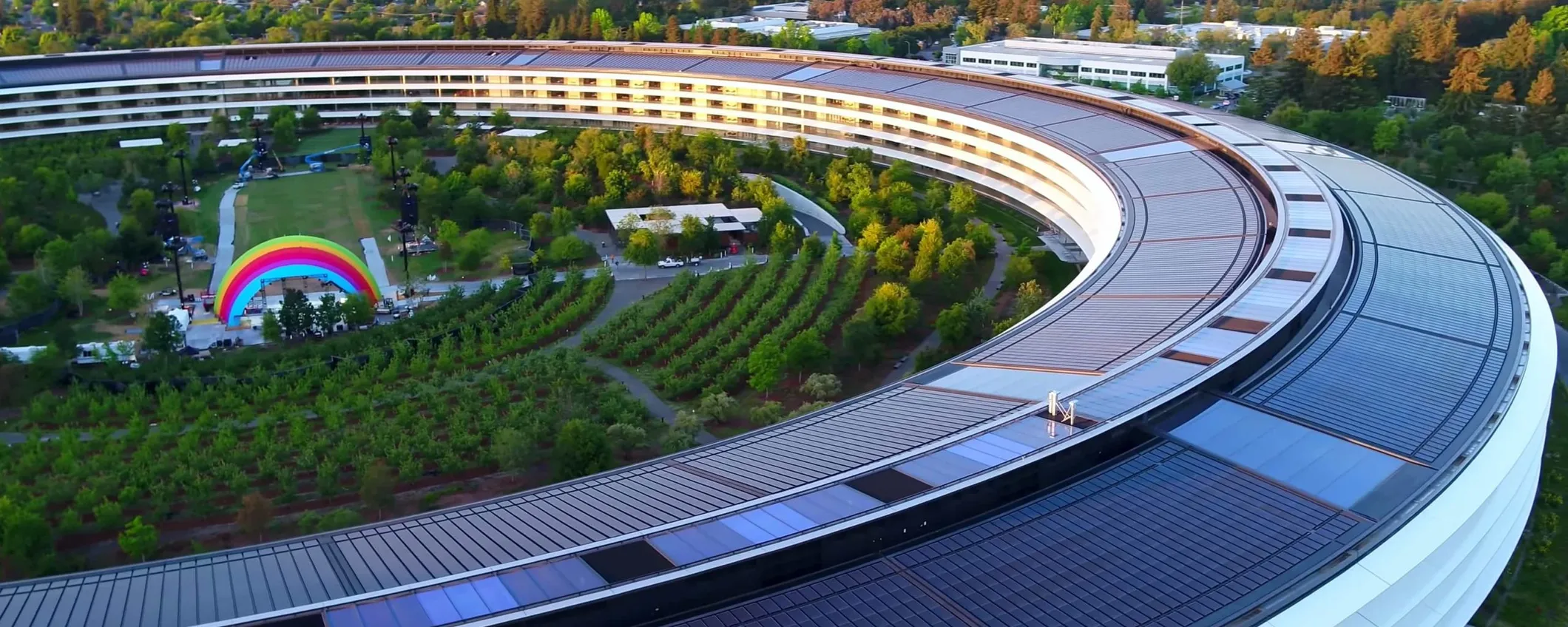 Mistero ad Apple Park - Palco Rainbow