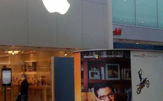 Stand Microsoft davanti a un Apple Store