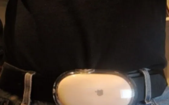Una cintura e un Apple Mouse: connubio perfetto
