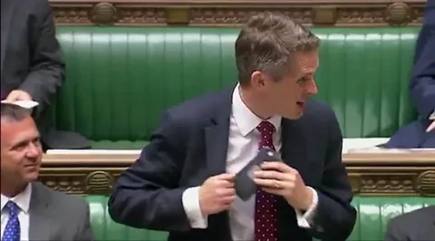 Siri cafona: interrompe il segretario della Difesa UK in Parlamento