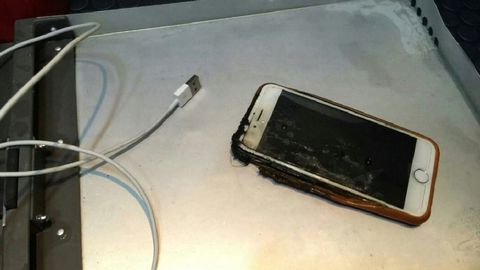 iPhone in fiamme durante volo aereo, si scatena il panico