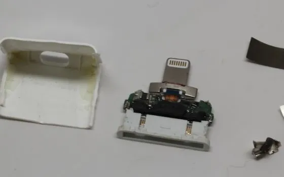 Adattatore Lightning-30 pin: un concentrato di colla,metallo e tecnologia