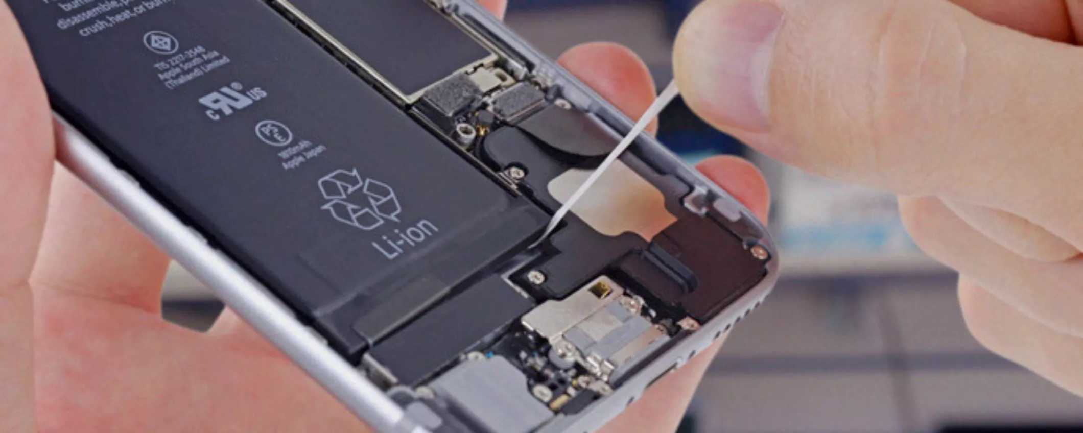 L'Unione Europea richiede ad Apple di rendere le batterie dell'iPhone facilmente sostituibili