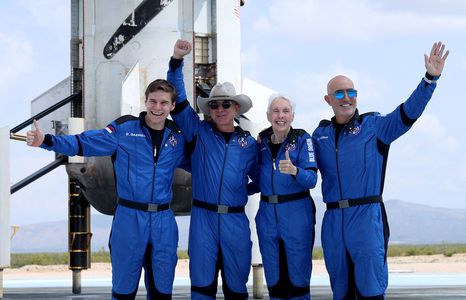 Jeff Bezos ce l'ha fatta: successo del suo viaggio nello spazio