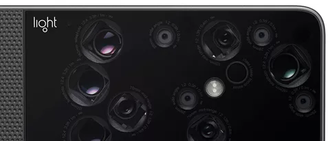 Light al lavoro su uno smartphone con 9 fotocamere