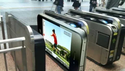 iPhone 4 e la pubblicità nella metropolitana di Tokio