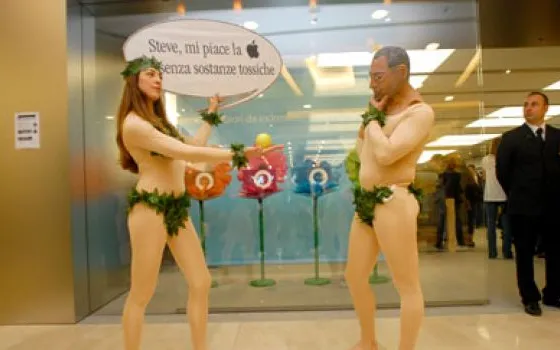 Manifestazione di Greenpeace di fronte all'Apple Store Rome