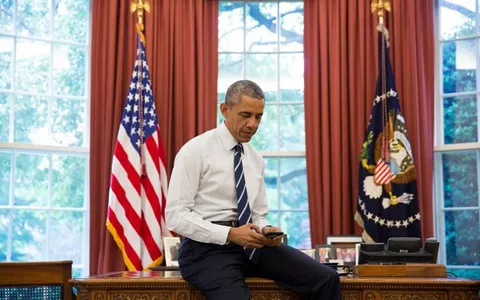 Barack Obama è su Twitter: il primo post da iPhone