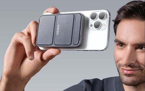 Anker PowerCore Magnetic 2 in 1: non fa miracoli, ma sostiene e ricarica il tuo iPhone in posizione verticale
