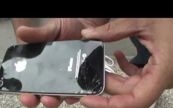iPhone 4S e Galaxy S II: test di caduta (!)