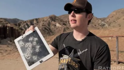 Spara al nuovo iPad con un fucile d'assalto: ecco i risultati