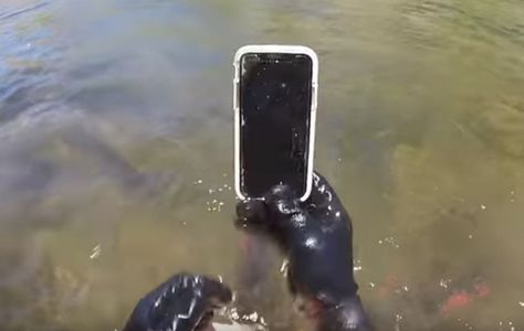 iPhone X finisce nel fiume, dopo una settimana funziona ancora