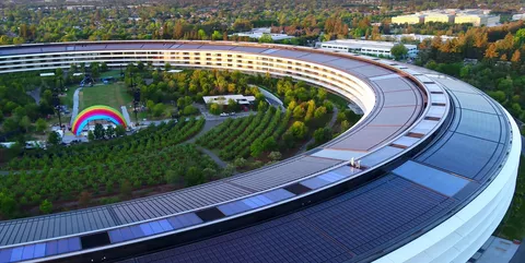 Mistero ad Apple Park: il drone svela un palco arcobaleno