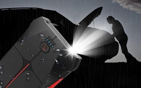 Batteria dell'auto giù? Potentissimo avviatore portatile e torcia a 49€ (-22%)