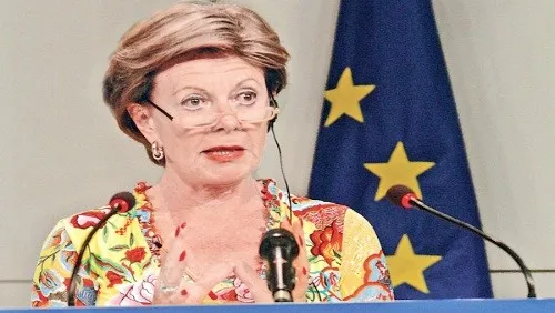 Neelie Kroes: Internet può salvare l'Italia