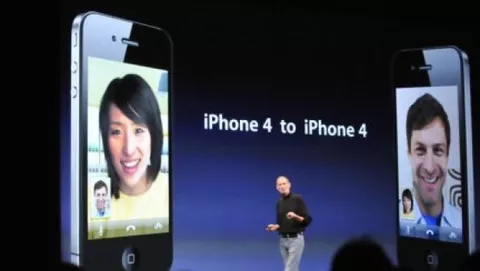 WWDC 2010: Steve Jobs videochiama Jony Ive con l'iPhone 4