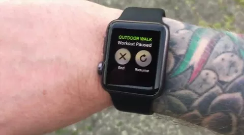 Apple Watch, sensori in tilt coi polsi tatuati