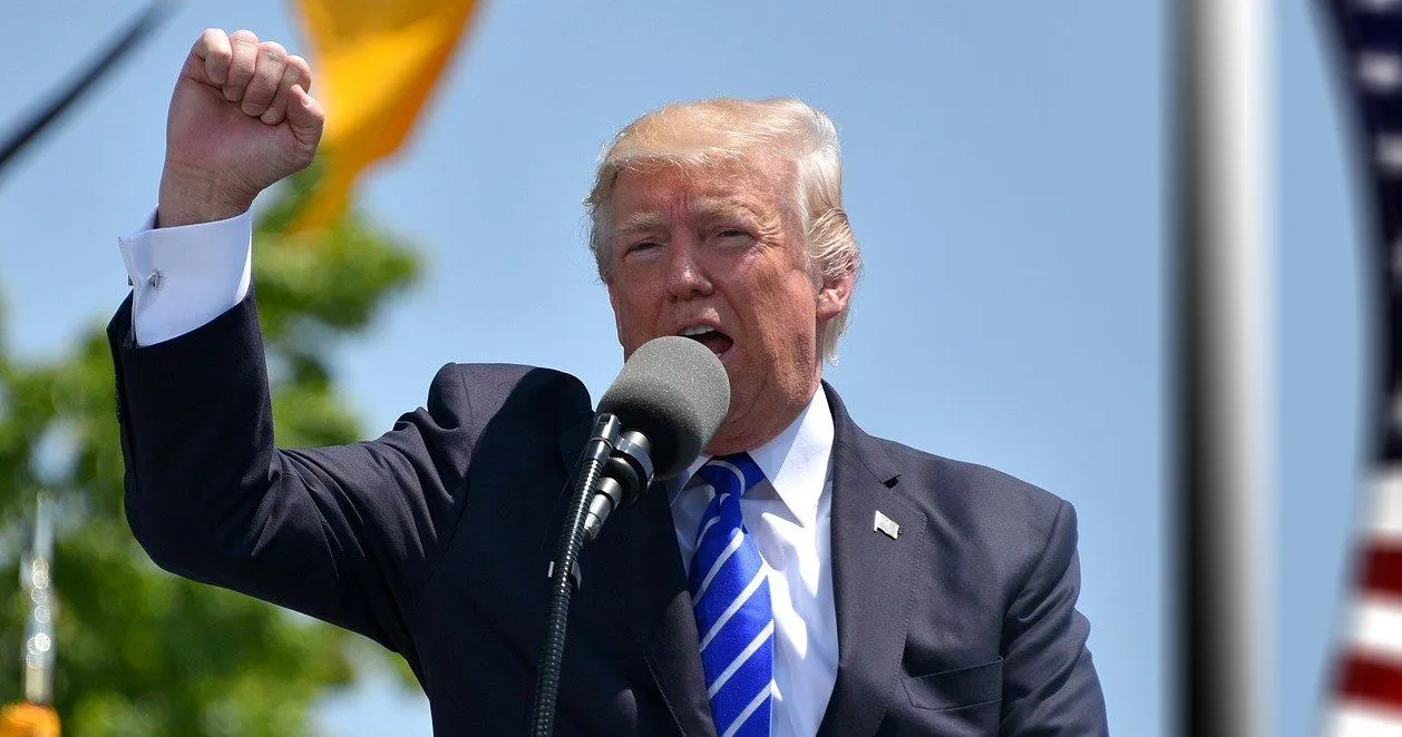 Twitter sfratterà Trump il 20 gennaio e darà l'account a Biden