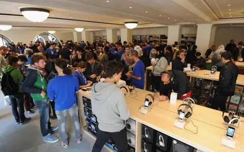 Apple Store di Torino, ladri sfondano il vetro e rubano all'alba