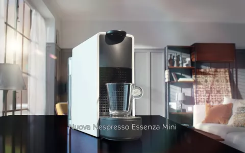 Amazon REGALA la Macchina da caffè Nespresso Mini: oggi SCONTATISSIMA