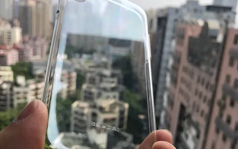 iPhone 8, stampi e cover protettiva alludono ad alcuni dettagli del design