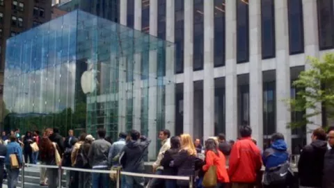 Apple Store NYC: clienti in fila per l'iPhone 3G