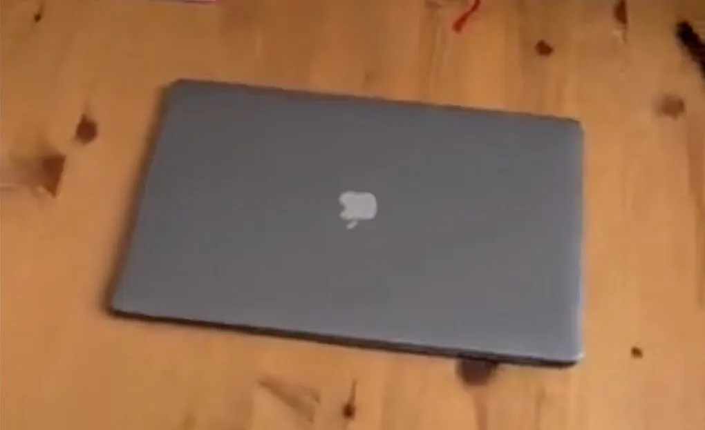 Sembra un MacBook Pro, invece è una... pattumiera