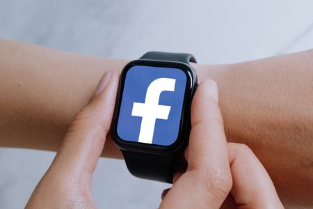 Facebook, il suo primo smartwatch entro l’estate 2022?