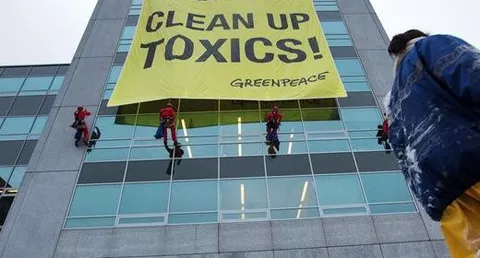 Greenpeace boccia Apple, Amazon e Microsoft