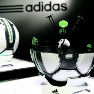 Adidas mostra il pallone e le scarpe del futuro
