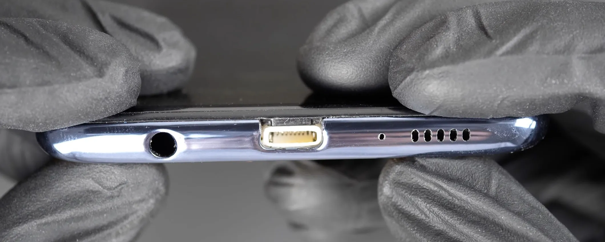 Android con porta Lightning: il video dell'incredibile hack