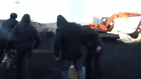La polizia russa distrugge 127 iPhone (fasulli) col bulldozer