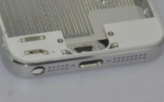 La porta Micro-USB e il connettore del nuovo iPhone 5