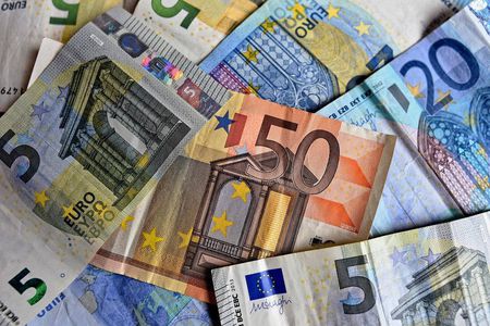 Bonus fino a 300 euro per chi paga con carta: come funzionerà