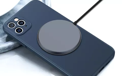 iPhone 12: ricarica wireless con aggancio magnetico