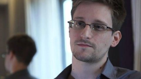 Edward Snowden attacca Apple: spyware nascosto dentro iPhone