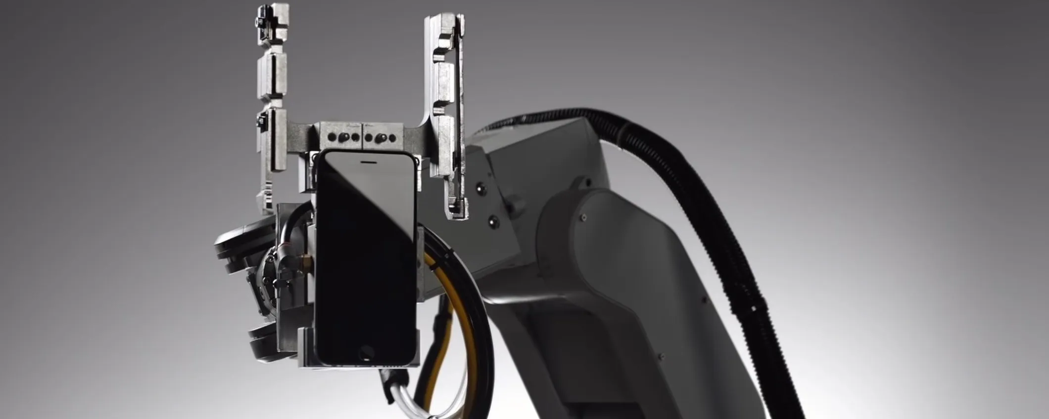 Assemblaggio iPhone: nessun robot eguaglia operai umani