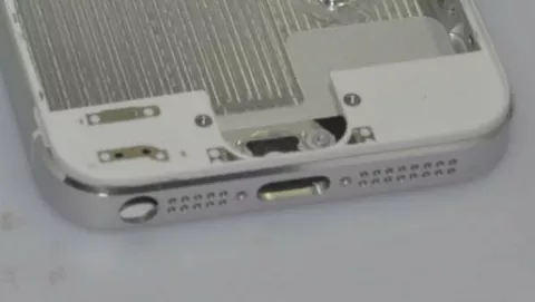 La porta Micro-USB e il connettore del nuovo iPhone 5