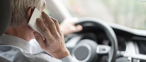Smartphone alla guida, legge più severa