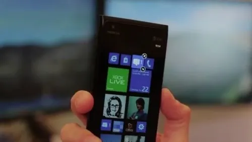 Windows Phone 7.8 mostrato su Nokia Lumia 900