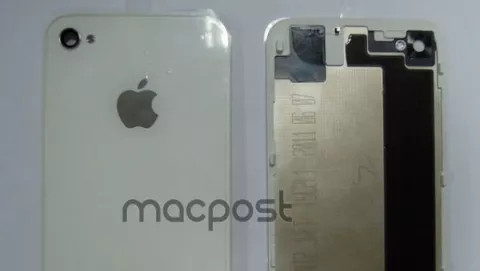 Cover posteriore e componenti di un prototipo di iPhone N94