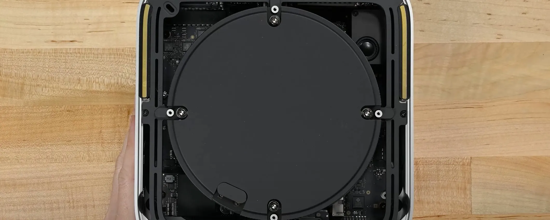 iFixit fa a pezzi il Mac Studio e lo Studio Display